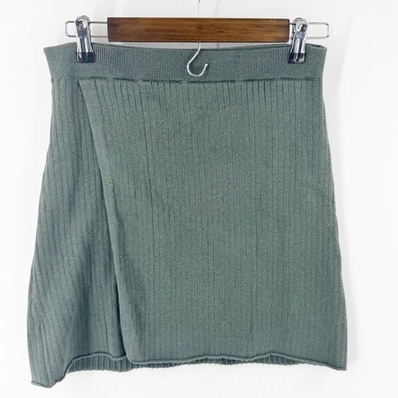 ✅ Free People Mod Faux Wrap Mini Skirt Moss Green Lightweight Sweater Size LG - Picture 1 of 7